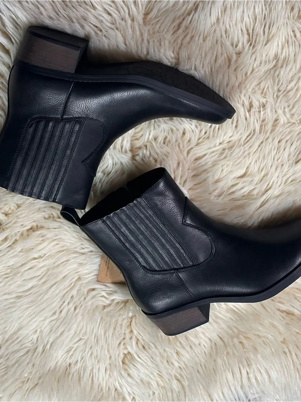FRYE AND CO. Helmi Chelsea Boots in Black